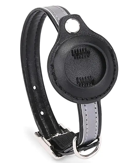 Sleek Black Pet Tracker Collar Cover
This black leather pet collar cover features a built-in pet tracker device, providing a stylish and practical solution for monitoring your furry companion's location.